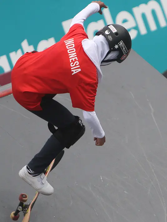 Skateboarder Indonesia Bunga Nyimas melakukan gerakan trik pada final taman putri Asian Games 2018 di arena roller sport Jakabaring, Palembang, Sumatera Selatan, Rabu (29/8). (ANTARA FOTO/INASGOC/Rahmad Suryadi/thv/18)