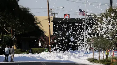 Media sedang mengabadikan lautan busa yang membanjiri di sekitar hanggar Bandara Internasional Mineta San Jose di California, Amerika (18/11). (REUTERS/Elia Nouvelage)