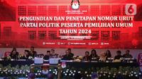 Suasana pengundian dan penetapan nomor urut partai politik peserta Pemilu 2024 di gedung KPU, Jakarta, Rabu (14/12/2022). Komisi Pemilihan Umum (KPU) menggelar acara pengundian dan penetapan nomor urut partai politik peserta Pemilu 2024. 17 partai politik yang lolos menjadi peserta Pemilu 2024 pun telah mendapatkan nomor urutnya masing-masing. (Liputan6.com/Herman Zakharia)