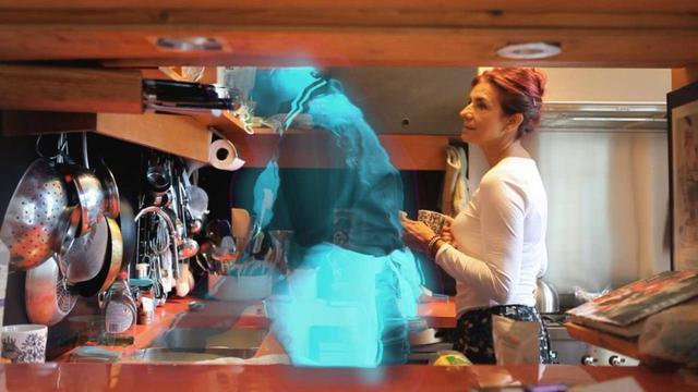 Wanita Pertama Nikahi Hologram