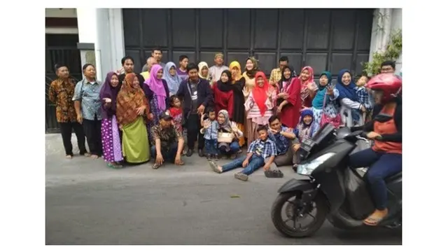 Momen Lucu Kendaraan Lewat Saat Foto Bersama Ini Bikin Tepuk Jidat