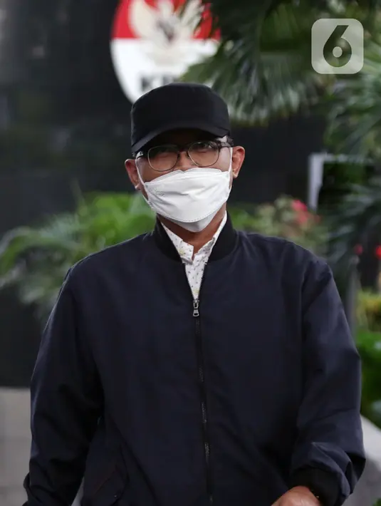 Ketua DPRD Kota Bekasi Chairoman J Putro meninggalkan Gedung KPK usai diperiksa, Jakarta, Selasa (25/1/2022). Chairoman J Putro diperiksa penyidik KPK sebagai saksi dalam kasus dugaan suap pengadaan barang dan jasa serta lelang jabatan di Pemerintahan Kota Bekasi. (Liputan6.com/Helmi Fithriansyah)