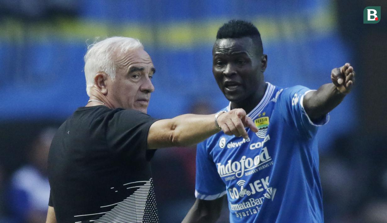 Pelatih Persib Bandung, Mario Gomez, memberi arahan keoada Ezechiel N'douassel saat melawan Persija Jakarta pada laga Liga 1 di Stadion GBLA, Jawa Barat, Minggu (23/9/2018). Persib menang 3-2 atas Persija. (Bola.com/M Iqbal Ichsan)