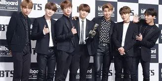 BTS merupakan artis Korea Selatan pertama yang memenangkan penghargaan di Billbord Music Award. (Foto: koreaboo.com)