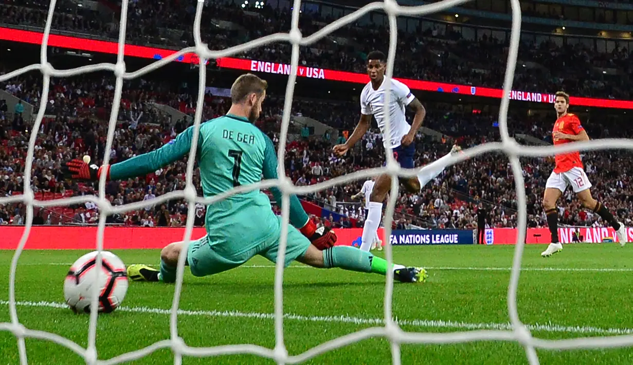 Proses terjadinya gol yang dicetak striker Inggris, Marcus Rashford, ke gawang Spayol pada laga UEFA Nation League di Stadion Wembley, London, Sabtu (8/9/2018). Inggris kalah 1-2 dari Spanyol. (AFP/Glyn Kirk)