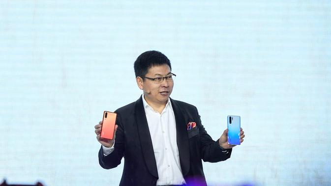 Richard Yu CEO Huawei Consumer Business Group memamerkan Huawei P30 dan P30 Pro. (Foto: Huawei)