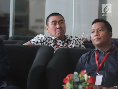 Wali Kota Malang yang juga calon incumbent Wali Kota Malang, Mochamad Anton (tengah) menunggu panggilan penyidik untuk menjalani pemeriksaan perdana pasca penetapan sebagai tersangka di gedung KPK, Jakarta, Selasa (27/3). (Merdeka.com/Dwi Narwoko)