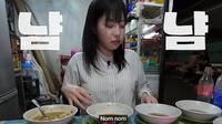 YouTuber Korea Tzuyang mukbang makanan Indonesia di warung dekat rel kereta Jakarta. (dok. tangkapan layar video YouTube&nbsp;Tzuyang)
