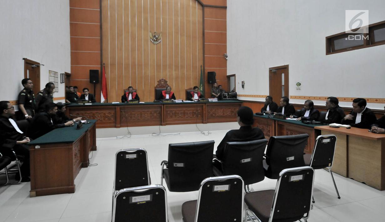 Suasana sidang vonis terdakwa Hercules Rosario Marshal di Pengadilan Negeri Jakarta Barat, Rabu (27/3). Majelis Hakim PN Barat memvonis Hercules 8 bulan penjara terkait kasus penguasaan lahan milik PT Nila Alam. (merdeka.com/Iqbal S. Nugroho)