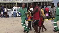 Paramedis mendatangi lebih dari 100 orang di lokasi kejadian di Durban, Afrika Selatan pada Sabtu, 17 Desember 2022 akibat ombak anej. (AP)