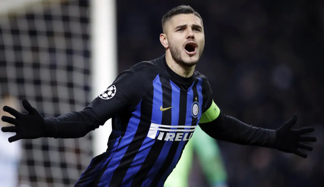 Striker Inter Milan, Mauro Icardi, melakukan selebrasi usai membobol gawang PSV Eindhoven pada laga Liga Champions di Stadion San Siro, Italia, Selasa (11/12). Kedua tim bermain imbang 1-1. (AP/Luca Bruno)
