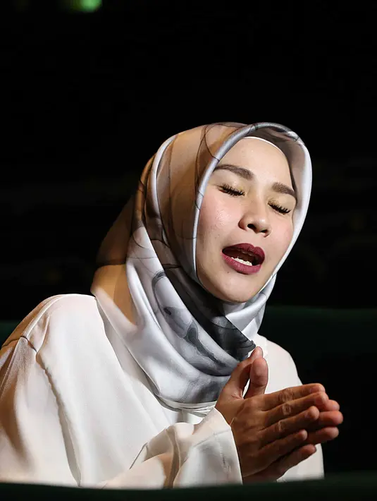 Setelah tiga hari anaknya sakit, gantian sang ibu kondisinya juga ikut menurun. Zaskia Adya Mecca yang tengah hamil muda anak keempat dan menyusui anak ketiga itu hingga muntah darah. Sekitar setengah gelas air mineral kemasan. (Nurwahyunan/Bintang.com)