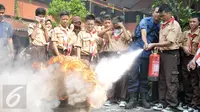 Petugas mengajarkan cara menggunakan Alat Pemadam Api Ringan (Apar) kepada murid SMPN 43 Mampang Prapatan, Jakarta, Rabu (14/9). Dinas Pemadam Kebakaran (Damkar) menggelar pelatihan singkat mengatasi kebakaran untuk siswa SMP. (Liputan6.com/Yoppy Renato)