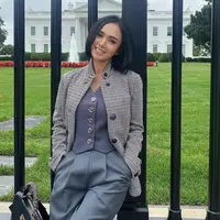 Cantik dan Awet Muda, Ini 6 Potret Yuni Shara Saat Pose di Depan White House. (Foto: instagram.com/yunishara36)