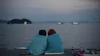 Keluarga korban tenggelamnya kapal ferry Sewol tampak duduk di tepi pantai menanti kepastian kabar keluarganya yang ikut tenggelam 4 hari lalu (AFP Photo/ED Jones)