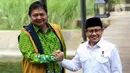 Ketua Umum Partai Golkar Airlangga Hartarto (kiri) berjabat tangan dengan Ketua Umum PKB Muhaimin Iskandar atau Cak Imin (kanan) sebelum pertemuan tertutup di Jakarta, Rabu (3/5/2023). Pertamuan itu membahas pembentukan Koalisi Besar serta berbagai isu aktual menjelang Pemilu dan Pilpres 2024. (Liputan6.com/Johan Tallo)