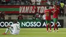 Pemain Portugal Cristiano Ronaldo (kanan) merayakan kemenangan atas Irlandia pada akhir pertandingan kualifikasi grup A Piala Dunia 2022 di Stadion Algarve, luar Faro, Portugal, Rabu (1/9/2021). Ronaldo mencetak dua gol saat Portugal menang 2-1. (AP Photo/Armando Franca)