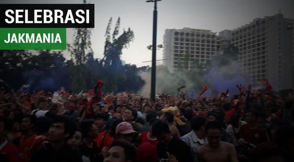 Berita video suporter Persija melakukan selebrasi di tempat nobar Plaza timur GBK saat mengetahui tim kesayangan mereka berhasil menjadi juara Liga 1 2018.