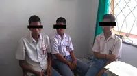 Tiga pelajar SMA Negeri 1 Fatuleu, Kabupaten Kupang, NTT, ditangkap aparat kepolisian lantaran menganiaya gurunya sendiri, Yelfret Malafu (45). (Liputan6.com/ Ola Keda)