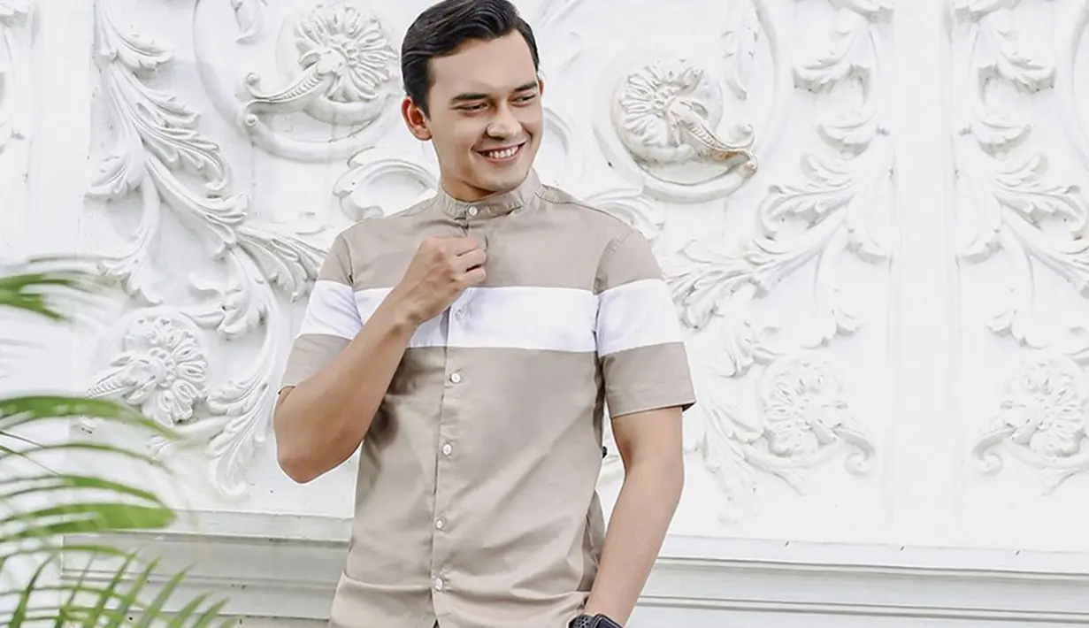 Seperti saat ia berpose sambil memakai baju koko berwarna coklat pastel ini. Rambutnya ditata rapi serta umbar senyum merekah, banyak penggemar yang memujinya.(Liputan6.com/IG/@ikbalfauzi_)