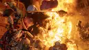 Boneka dan patung dibakar selama festival Fallas tradisional di Valencia, Spanyol, Sabtu (19/3/2022). Setiap bulan Maret di Valencia, Spanyol diadakan Festival Fallas. (AP Photo/Alberto Saiz)