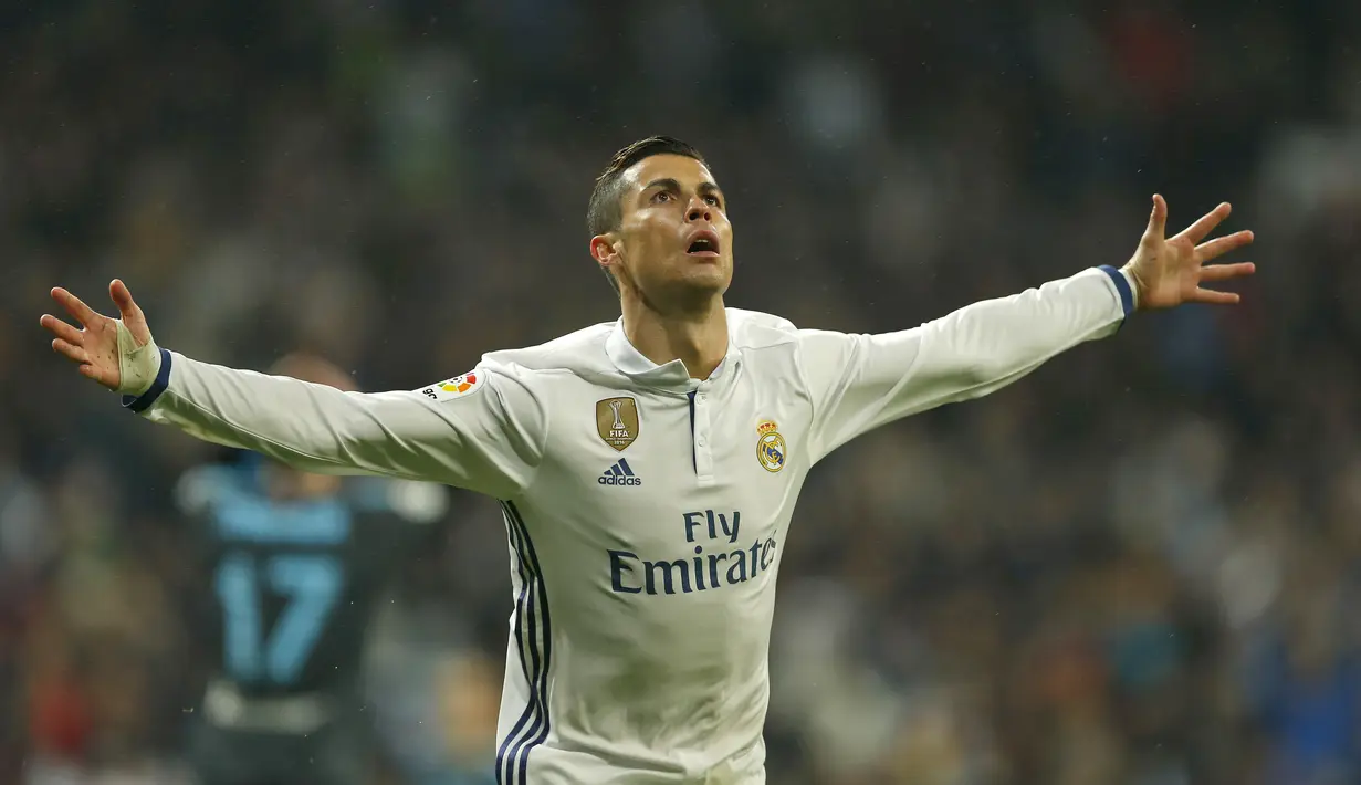 Pemain Real Madrid, Cristiano Ronaldo merayakan gol saat melawan Real Sociedad pada laga La Lga Spanyol di Santiago Bernabeu stadium, Madrid (29/1/2017). Madrid menang 3-0. (AP/Francisco Seco)