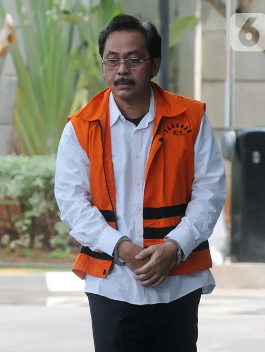 Gubernur nonaktif Kepulauan Riau Nurdin Basirun tiba di Gedung KPK, Jakarta, Kamis (3/10/2019). Nurdin diperiksa sebagai tersangka untuk melengkapi berkas terkait aliran suap izin lokasi rencana reklamasi di wilayah Kepulauan Riau. (merdeka.com/Dwi Narwoko)
