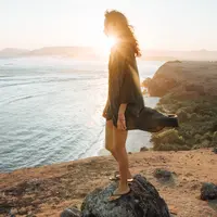 ilustrasi perempuan di pantai/Photo by Jessica Joseph on Unsplash