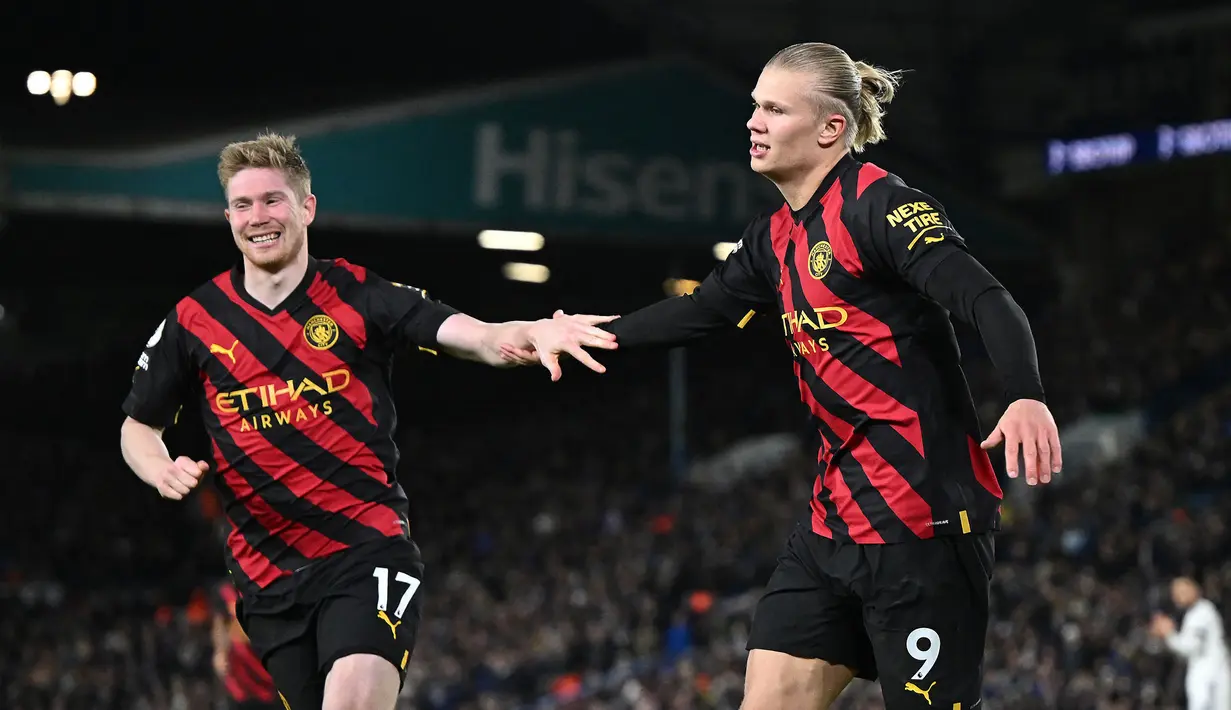 <p>Erling Haaland semakin tak terbendung bersama Manchester City. Dua golnya ke gawang Leeds United mengukuhkannya sebagai pencetak gol terbanyak sementara di Liga Inggris musim 2022/2023. Pemain berkebangsaan Norwegia itu tercatat telah mencetak 18 gol dan 3 assist dalam 13 laga. (AFP/Oli Scarff)</p>