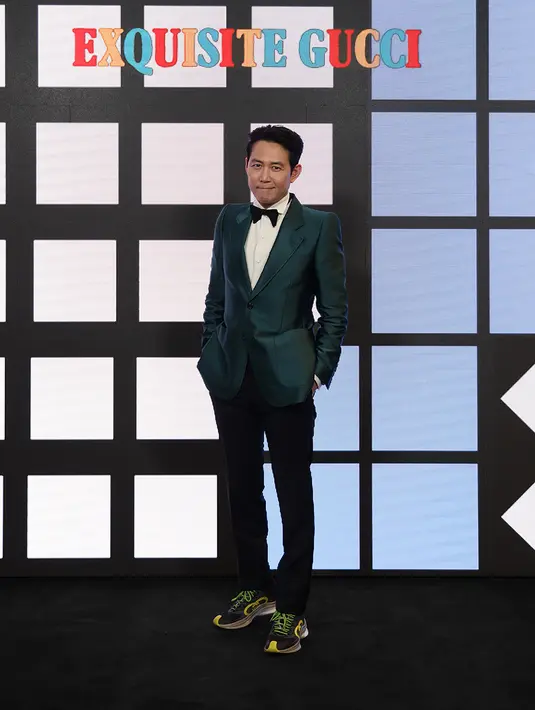 Inti dari koleksi ini adalah gaun merah, yang inspirasinya adalah gaun Adidas yang dirancang oleh Laura Whitcomb dari era 90an dan sempat dikenakan oleh Madonna pada tahun 1993. Foto: Document/Gucci.