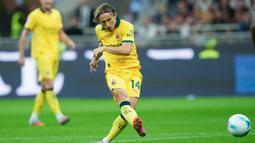 Pemain AC Milan, Luka Modric, mencetak gol ke gawang Bologna dalam giornata ketiga Liga Italia 2025/2026 di Stadion San Siro, Senin (15/9/2025). (AP Photo/Luca Bruno)