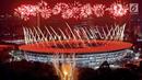 Pemandangan menakjubkan saat pesta kembang api dalam pembukaan Asian Games 2018 di Stadion Utama Gelora Bung Karno (SUGBK), Senayan, Jakarta, Sabtu (18/8). (Bola.com/Iqbal Ichsan)