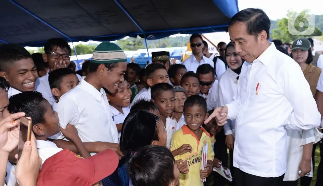 Presiden Joko Widodo menyapa anak-anak pengungsi korban gempa di Universitas Darussalam, Kecamatan Tulehu, Kabupaten Maluku Tengah (29/10/2019). Menurut Kepala BNPB Doni Monardo, ada sekitar 12.137 unit rumah yang rusak akibat gempa Maluku.  (Liputan6.com/Biro Pers)