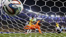 Gol kedua pemain tengah Kolombia, James Rodriguez, ke gawang Uruguay yang dikawal Fernando Muslera di laga 16 besar Piala Dunia 2014 di Stadion Maracana, Rio de Janeiro, (29/6/2014). (REUTERS/Michael Dalder) 