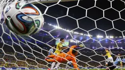 Gol kedua pemain tengah Kolombia, James Rodriguez, ke gawang Uruguay yang dikawal Fernando Muslera di laga 16 besar Piala Dunia 2014 di Stadion Maracana, Rio de Janeiro, (29/6/2014). (REUTERS/Michael Dalder) 
