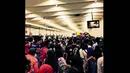 Suasana kekacauan di terminal 1B Bandara Soekarno-Hatta Cengkareng, Tangerang, Kamis (19/2/2015). (twitter.com/@tukangojeg) 