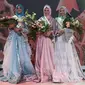 Finalis asal Jepara, Syifa Fatimah (tengah) sebagai Juara Puteri Muslimah Indonesia 2017 bersama runner up 1, Tiara Sukmasari dan runner up 2, Salsabella Kanzu usai malam puncak di Studio 6 Emtek City, Jakarta, Senin (9/5). (Liputan6.com/Herman Zakharia)