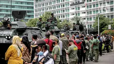 Tentara berdiri di atas alat utama sistem senjata (alutsista) saat perayaan HUT ke-77 TNI di Bundaran HI, Jakarta, Rabu (5/10/2022). Kegiatan yang diikuti oleh seluruh kesatuan jajaran TNI ini dalam rangka menyambut HUT ke-77 TNI. (Liputan6.com/Faizal Fanani)