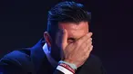 Kiper Juventus, Gianluigi Buffon menutupi wajahnya setelah terpilih sebagai kiper terbaik dunia dalam acara The Best FIFA Football Awards 2017 di London, (23/10). Buffon mengungguli Manuel Neuer dan Keylor Navas. (AFP Photo/Ben Stansall)