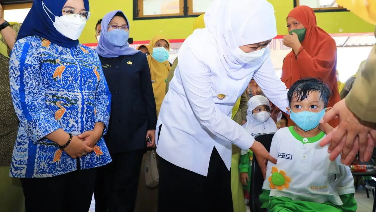 Ketua Tim Penggerak (TP) PKK Kota Surabaya Rini Indriyani bersama Gubernur Jatim saat acara BIAN di Surabaya. (Istimewa)