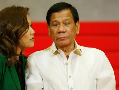 Presiden Filipina Rodrigo Duterte didampingi pasangannya, Honeylet Avancena, menunggu para pemimpin negara-negara anggota ASEAN yang akan menghadiri KTT ke-30 ASEAN di Manila, Filipina, Sabtu (29/4). (AP Photo / Bullit Marquez)