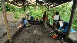 Ada tiga pos dan tiga shelter yang bisa digunakan pendaki untuk melepas lelah sebelum menggapai puncak Gunung Kerinci. Tampak beberapa pendaki beristirahat di salah satu pos pendakian Gunung Kerinci pada 14 Mei 2015. (Liputan6.com/Helmi Fithriansyah)