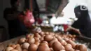 Tumpukan telur ayam terlihat saat penjual melayani pembeli di toko kawasan Cirendeu, Jakarta Selatan, Selasa (7/6/2022). Berdasarkan harga rata-rata nasional PIHPS, harga telur ayam naik Rp 200 menjadi Rp 28.750 per kg. (Liputan6.com/Johan Tallo)