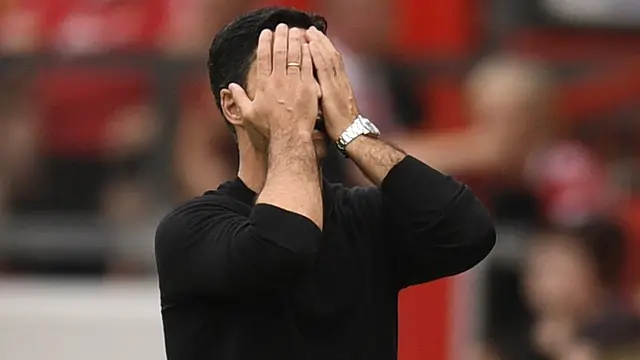 Foto: Ekspresi Pelatih di Pekan ke-6 Liga Inggris, Arteta Tutup Muka Hingga Pep Santai Kaya di Pantai
