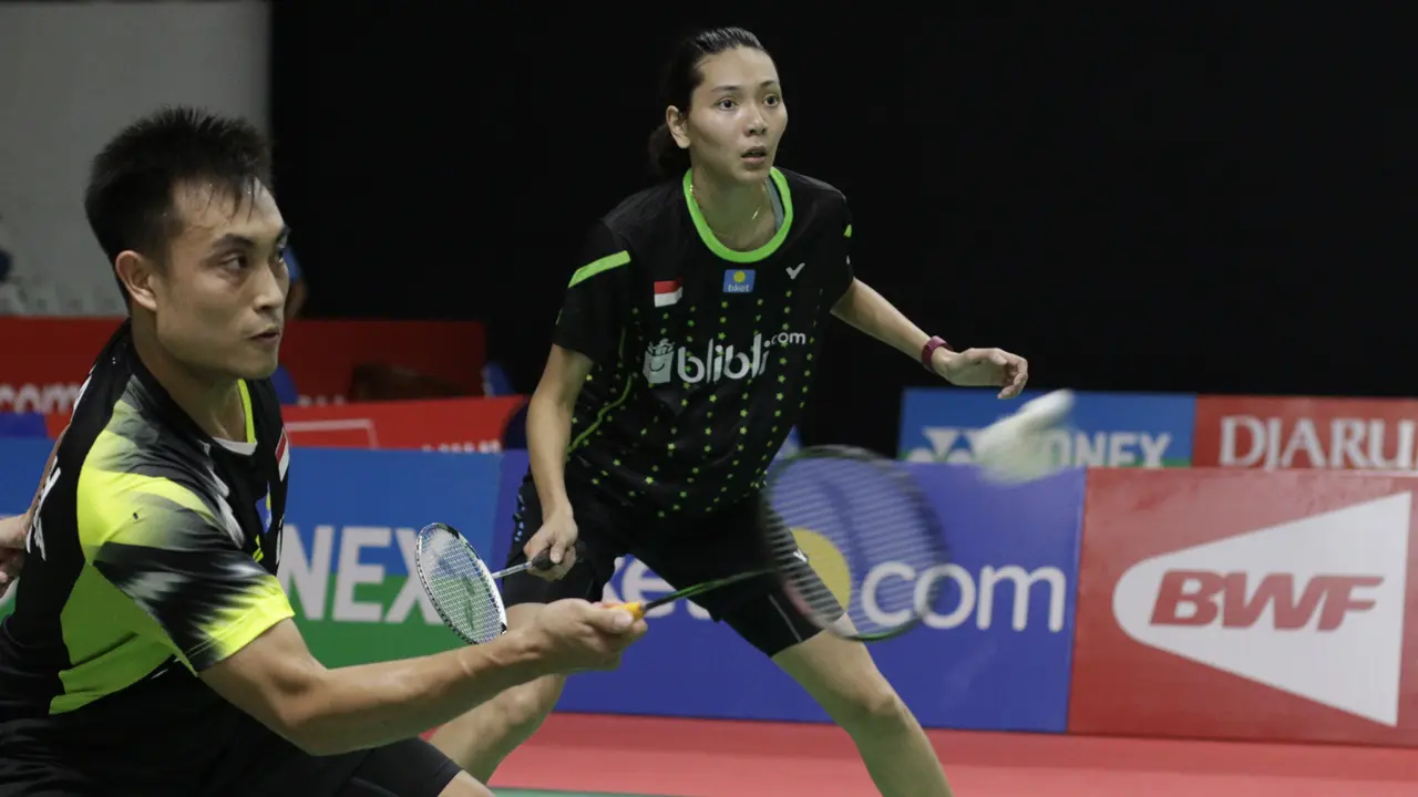 Pebulutangkis Indonesia, Hafiz Faizal / Gloria Widjaja, berusaha mengembalikan kok saat melawan pasangan Malaysia. (Bola.com/M. Iqbal Ichsan)