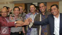 Calon tunggal Kapolri Komjen (Pol) Tito Karnavian (kedua kiri) foto bersama Komisi III usai mengikuti Uji Kelayakan dan Kepatutan Calon Kapolri oleh Komisi III DPR, Jakarta, Kamis (23/6). (Liputan6.com/Johan Tallo)