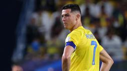 Ekspresi pemain Al-Nassr, Cristiano Ronaldo saat laga lanjutan Liga Arab Saudi melawan Abha yang berlangsung di King Saud University Stadium, Riyadh, Arab Saudi, Jumat (06/10/2023) malam WIB. Al-Nassr sempat unggul 2-0 melalui Otavio (3') dan Talisca (28'). (AFP/Fayez Nureldine)