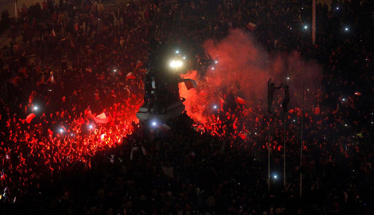 Fans Cile merayakan kemenangan timnya atas Argentina dengan flare  pada laga Final Copa America Centenario 2016  di Santiago, Cile (27/6/2016).  (REUTERS/Carlos Vera)