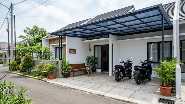 Ide Kanopi Teras Depan Rumah yang Cocok untuk Parkir Motor dan Santai. Gemini