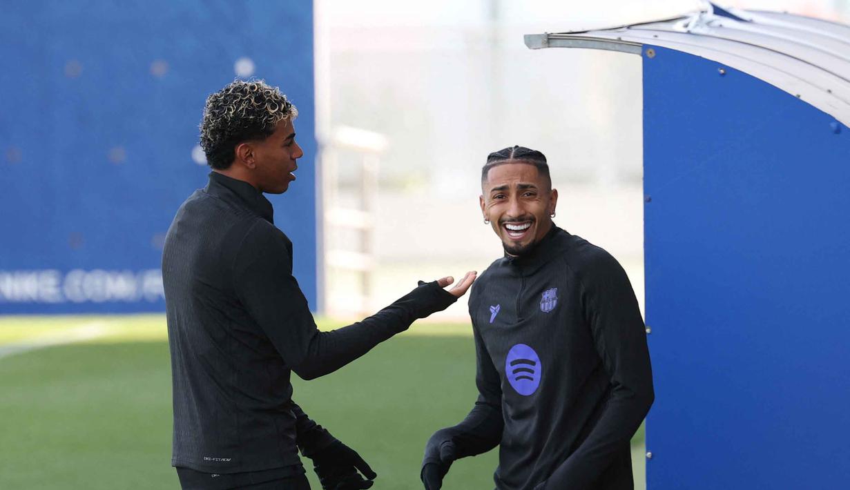 Bertempat di Stamford Bridge, laga tersebut bakal bergulir pada Selasa (25/11/2025) atau Rabu (26/11/2025) dini hari WIB. Tampak dalam foto, penyerang Barcelona asal Spanyol, Lamine Yamal (kiri) dan Raphinha tiba untuk mengikuti sesi latihan jelang matchday 5 Liga Champions 2025-2026 melawan Chelsea di lapangan latihan Joan Gamper di Sant Joan Despi, pada Senin 24 November 2025. (Lluis GENE/AFP)